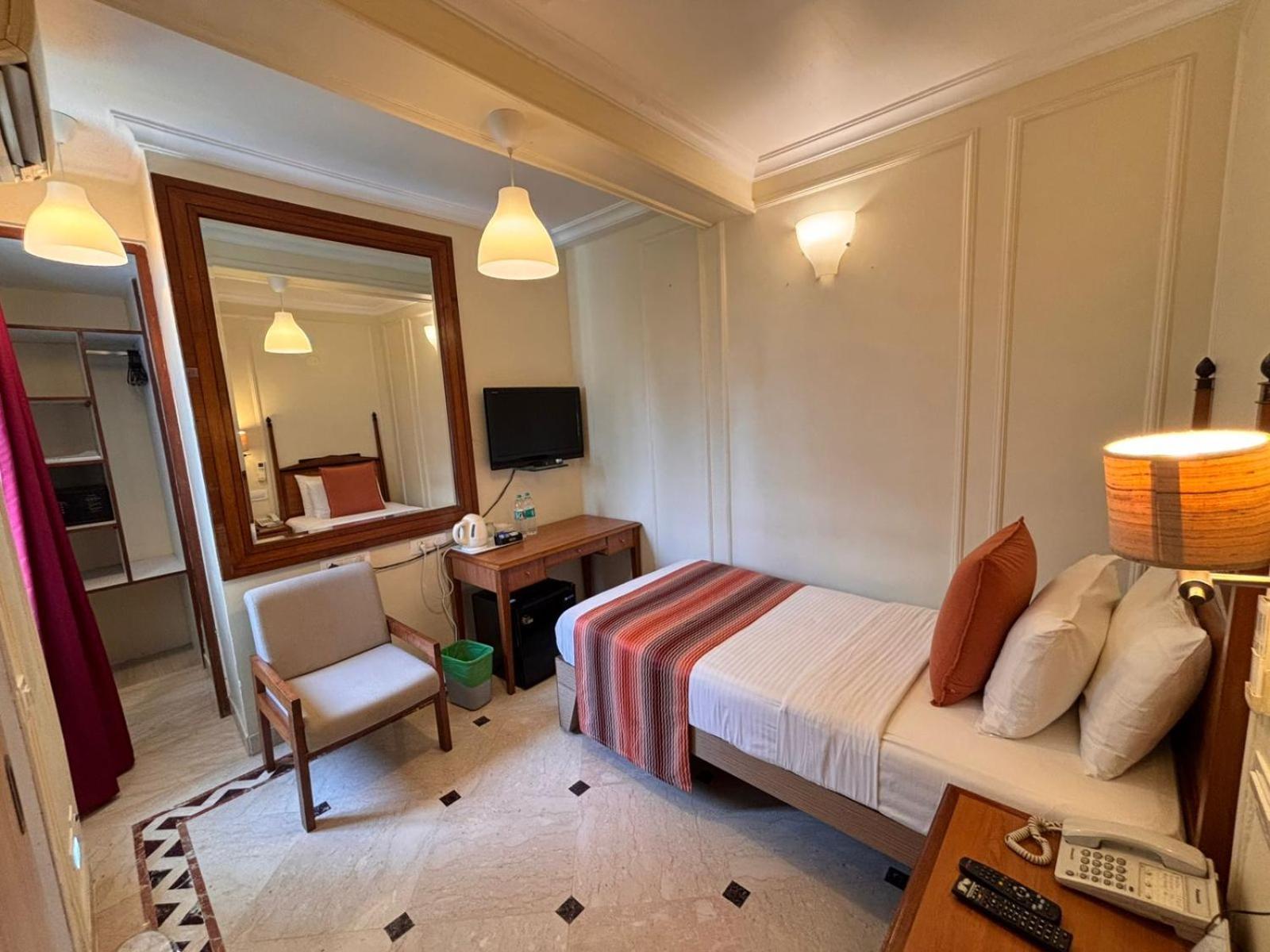 Hiltop Hotel — Photos 1